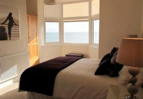 Ivy House - Seafront house with garden seating and stunning sea views! - Ocholo Villas